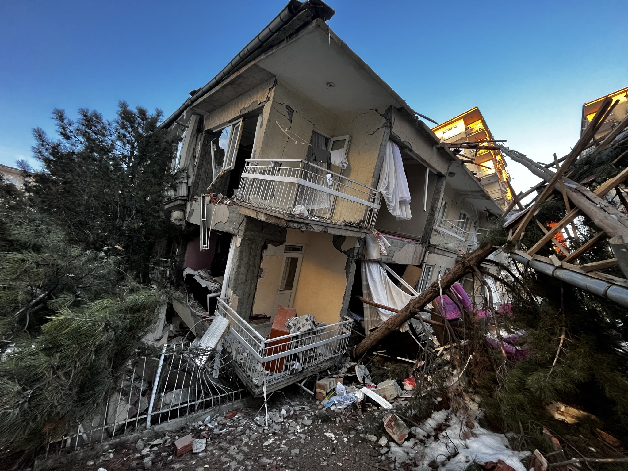 Collapsed buildings — image 11