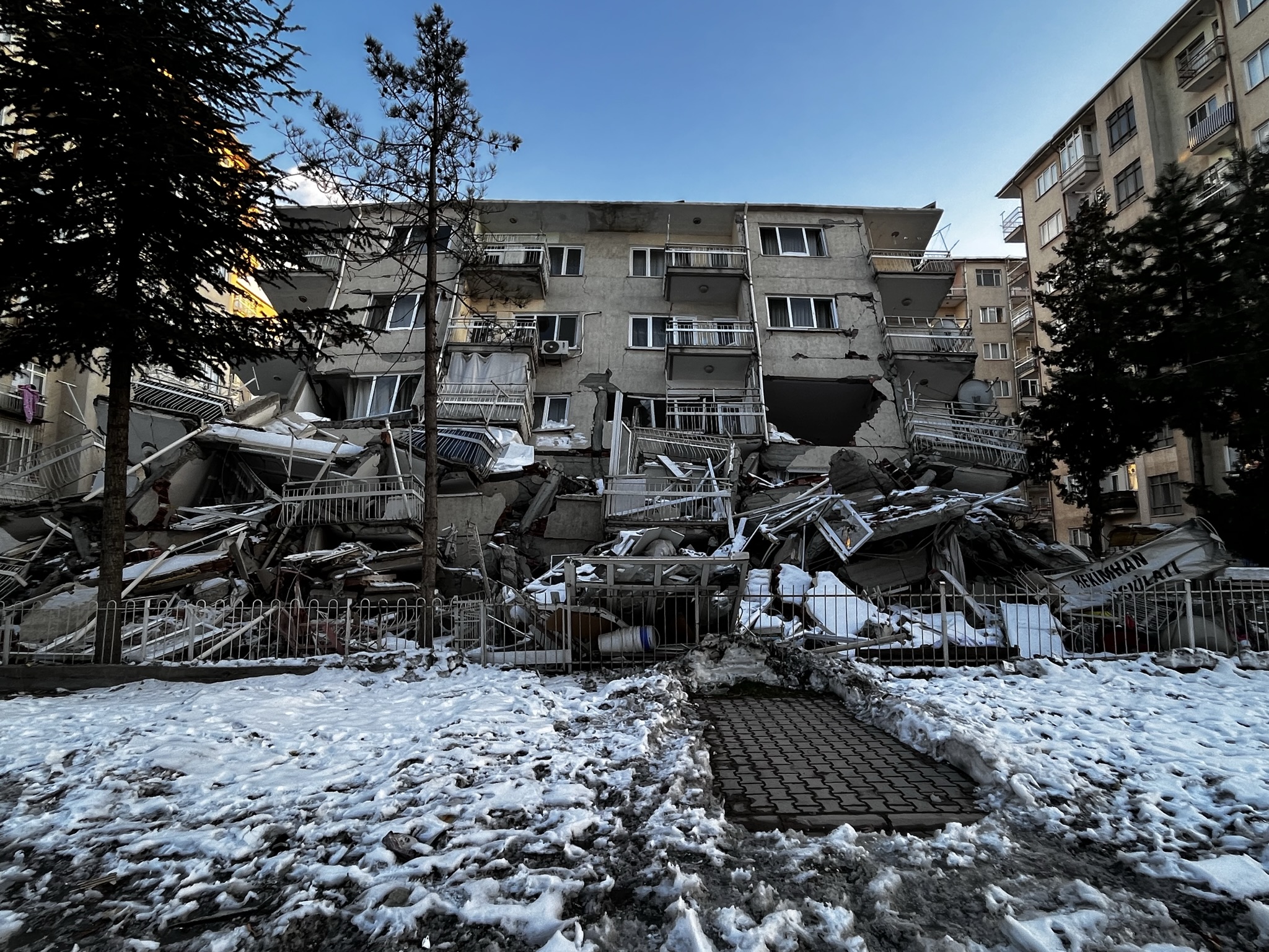 Collapsed buildings — image 10